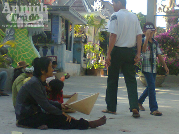 Ăn xin, bói toán bao vây cửa chùa đầu năm ảnh 3