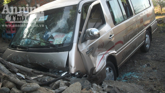 Xe khách đâm đầu vào vách đá, 10 người nhập viện ảnh 1