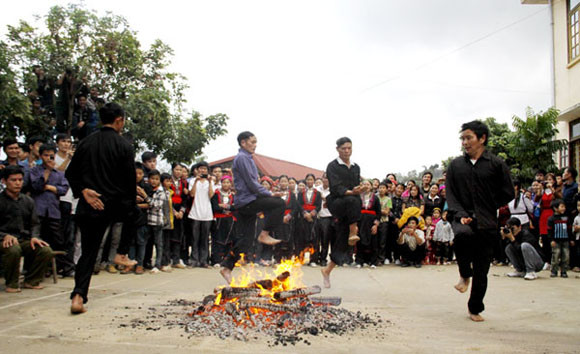 Rợn người xem cảnh chân trần nhảy vào giữa đống lửa đỏ rực ảnh 4