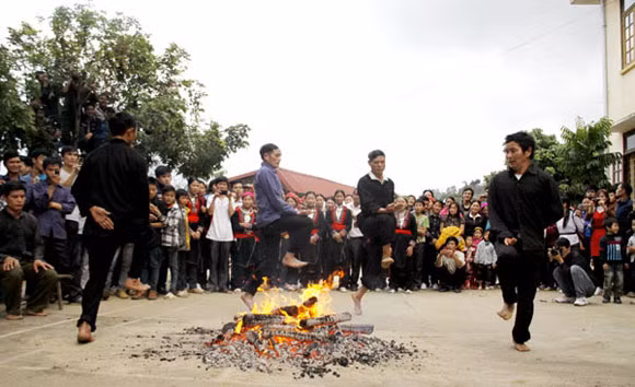 Rợn người xem cảnh chân trần nhảy vào giữa đống lửa đỏ rực ảnh 4