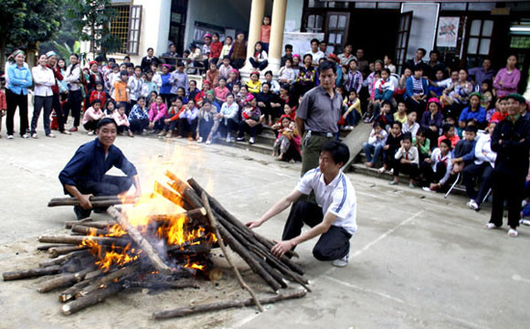 Rợn người xem cảnh chân trần nhảy vào giữa đống lửa đỏ rực ảnh 1
