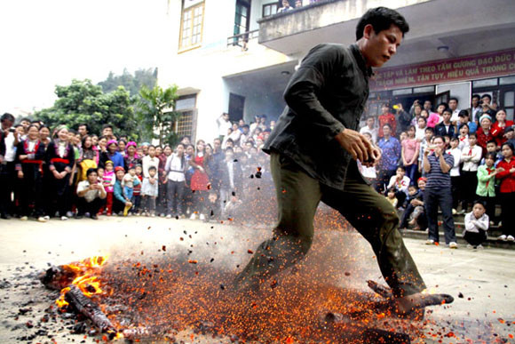 Rợn người xem cảnh chân trần nhảy vào giữa đống lửa đỏ rực ảnh 5
