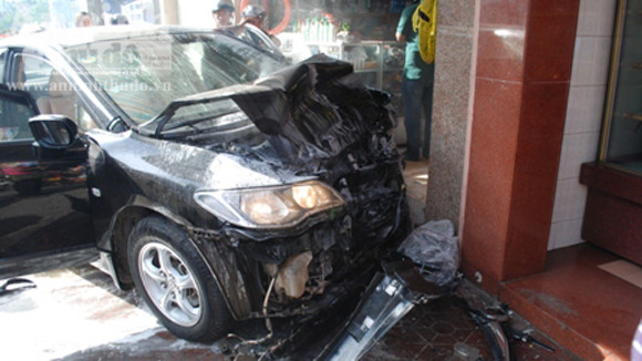 Ô tô mất lái, gây tai nạn liên hoàn ảnh 1