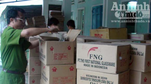 Phát hiện hàng trăm thùng mỹ phẩm nhập lậu ảnh 1