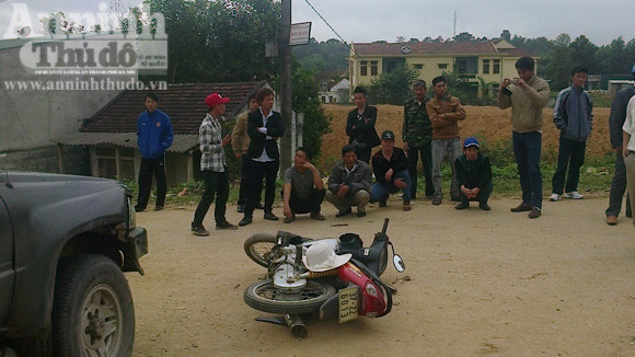 "Xế hộp" tông xe máy kẹp 3 văng xa 5 mét ảnh 2