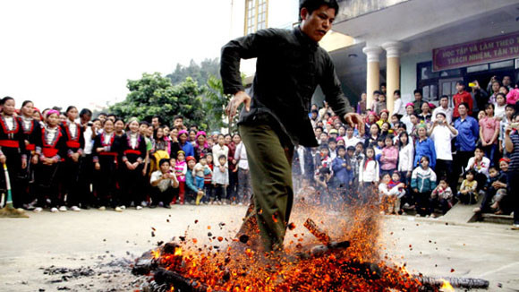 Rợn người xem cảnh chân trần nhảy vào giữa đống lửa đỏ rực ảnh 8