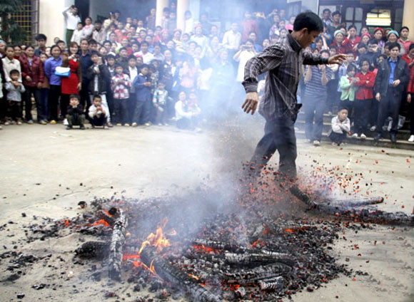 Rợn người xem cảnh chân trần nhảy vào giữa đống lửa đỏ rực ảnh 7