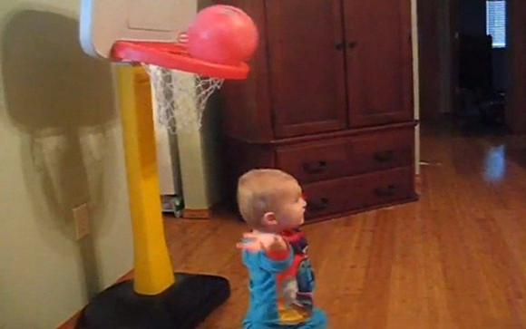 Thần đồng bóng rổ 2 tuổi ảnh 2