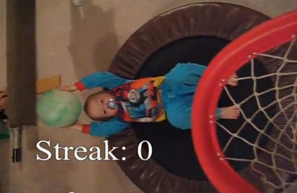 Thần đồng bóng rổ 2 tuổi ảnh 1