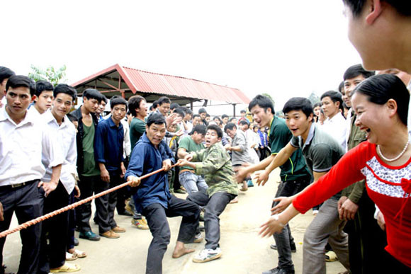 Rợn người xem cảnh chân trần nhảy vào giữa đống lửa đỏ rực ảnh 10