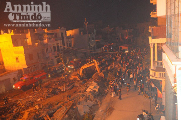 Suốt đêm cứu cháy xưởng gỗ rộng cả trăm m2 ảnh 2