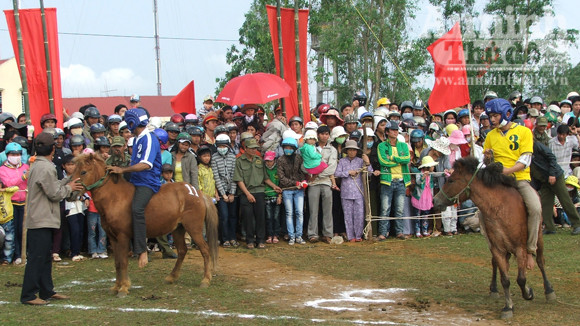 Đầu xuân, kỵ sĩ "chân đất" đua ngựa gò Thì Thùng ảnh 3