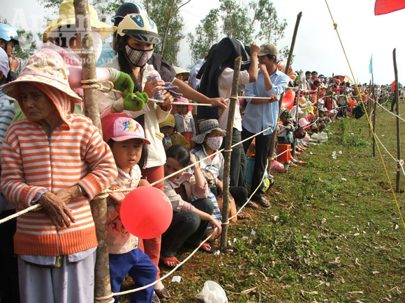 Đầu xuân, kỵ sĩ "chân đất" đua ngựa gò Thì Thùng ảnh 2