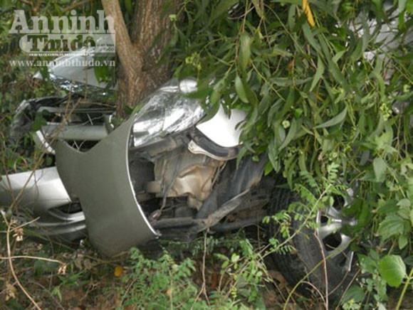 Xe Innova lao xuống vực, 4 người bị thương ảnh 1