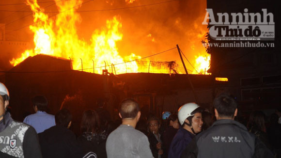 Suốt đêm cứu cháy xưởng gỗ rộng cả trăm m2 ảnh 1