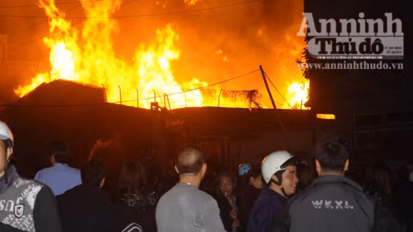Suốt đêm cứu cháy xưởng gỗ rộng cả trăm m2 ảnh 1