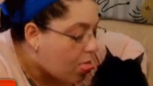 Người phụ nữ nghiện ăn lông mèo ảnh 3