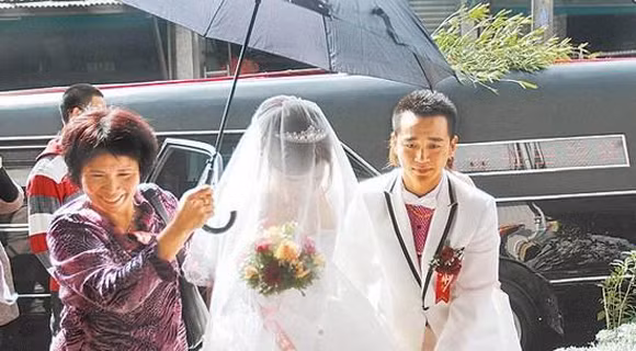 Đám cưới kì quặc: Chọn ngày xấu, rước dâu bằng...xe tang! ảnh 4