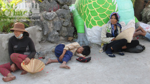 Ăn xin, bói toán bao vây cửa chùa đầu năm ảnh 2