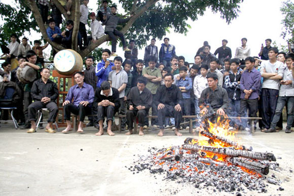 Rợn người xem cảnh chân trần nhảy vào giữa đống lửa đỏ rực ảnh 3