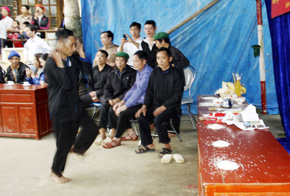 Rợn người xem cảnh chân trần nhảy vào giữa đống lửa đỏ rực ảnh 2