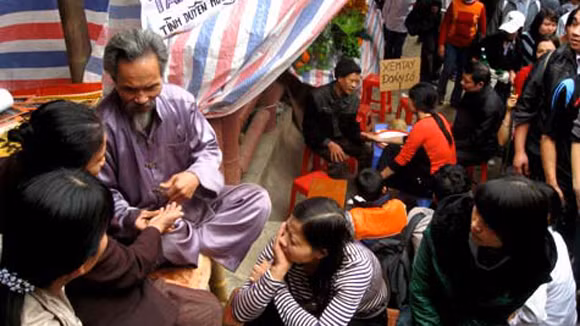 Bi hài đi lễ, xem bói đầu năm ảnh 1