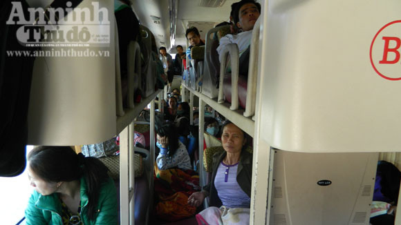 Xe hết kiểm định, chở quá 20 người vẫn ung dung chạy trên đường ảnh 1