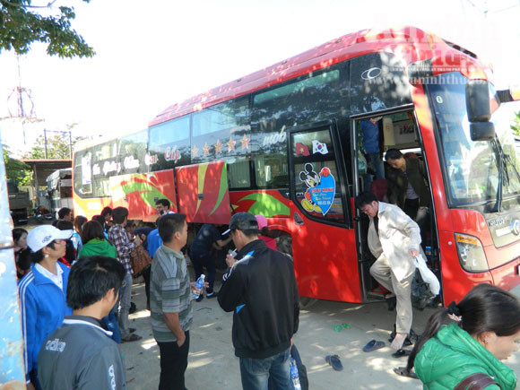 Xe hết kiểm định, chở quá 20 người vẫn ung dung chạy trên đường ảnh 2