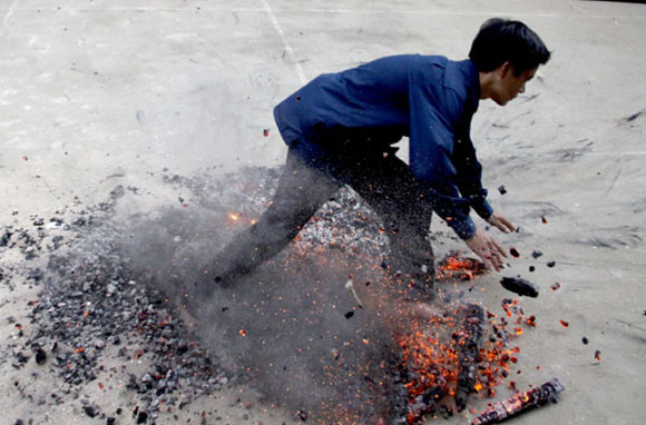 Rợn người xem cảnh chân trần nhảy vào giữa đống lửa đỏ rực ảnh 6