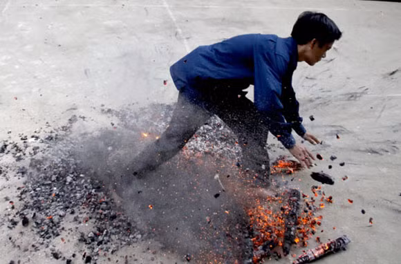 Rợn người xem cảnh chân trần nhảy vào giữa đống lửa đỏ rực ảnh 6
