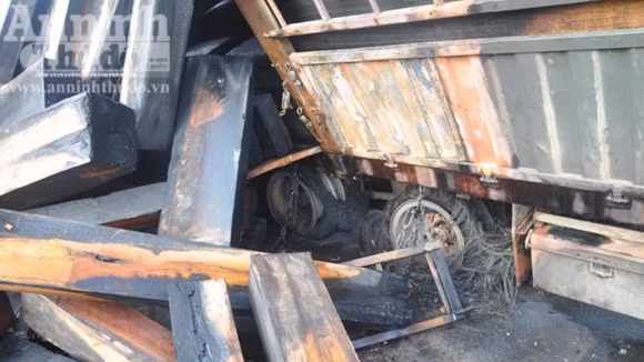 Container chở hàng chục khối gỗ bốc cháy dữ dội ảnh 2