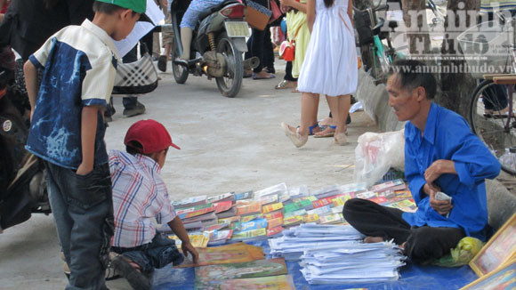 Ăn xin, bói toán bao vây cửa chùa đầu năm ảnh 4