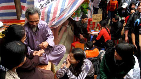 Bi hài đi lễ, xem bói đầu năm ảnh 1