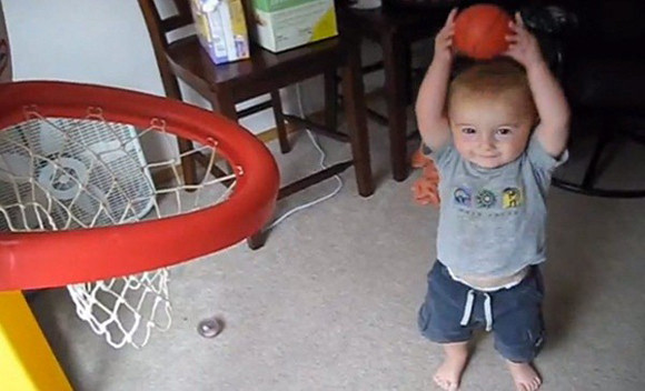 Thần đồng bóng rổ 2 tuổi ảnh 3