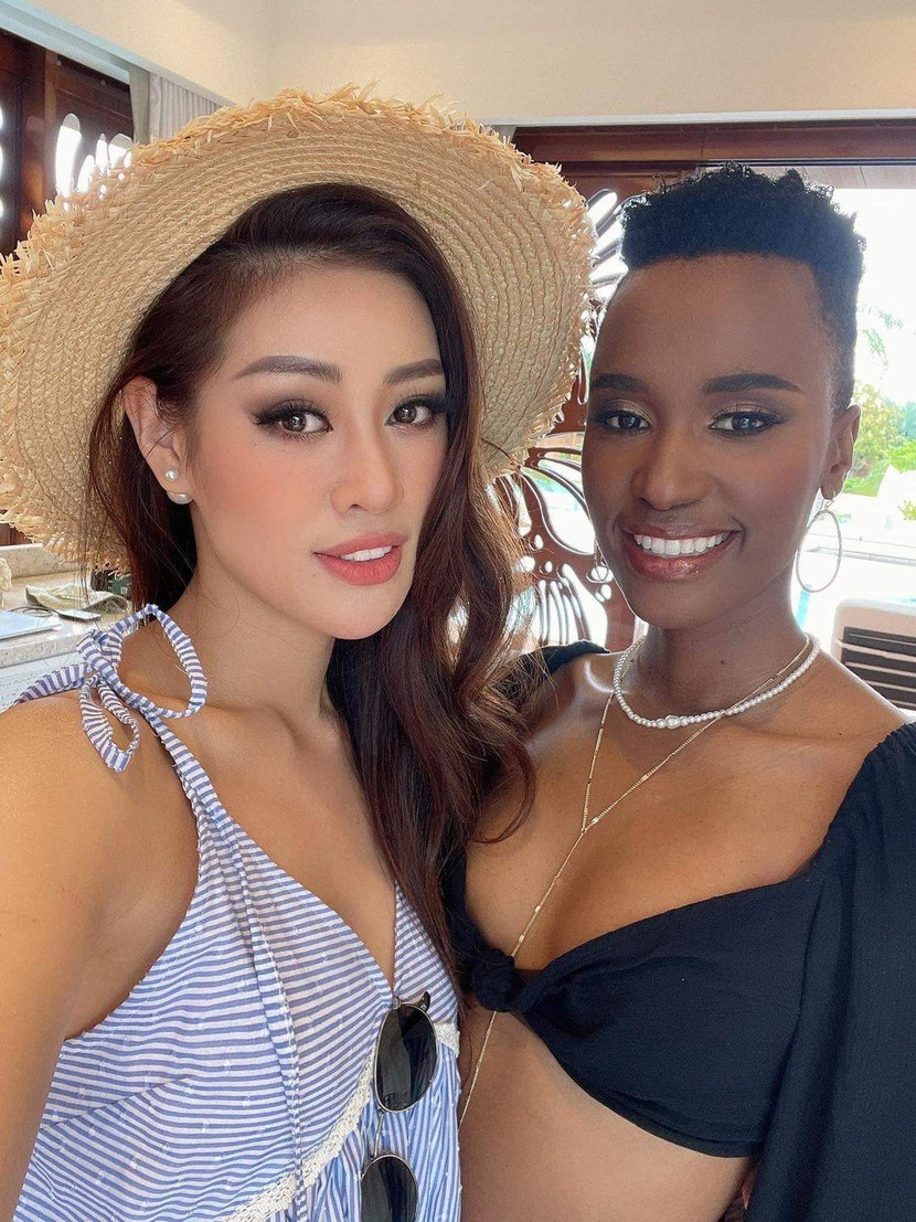 Khánh Vân tự tin khoe sắc cùng các thí sinh "Miss Universe 2021"