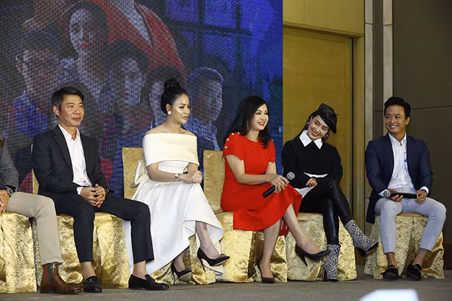 Dàn diễn viên tài năng tại buổi họp báo ra mắt phim "Hướng dương ngược nắng"