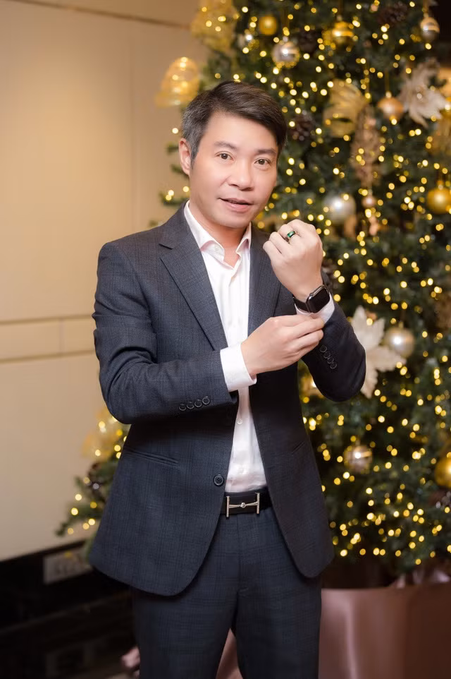 NSND Công Lý lần đầu tiên mặc toàn đồ hàng hiệu trên phim