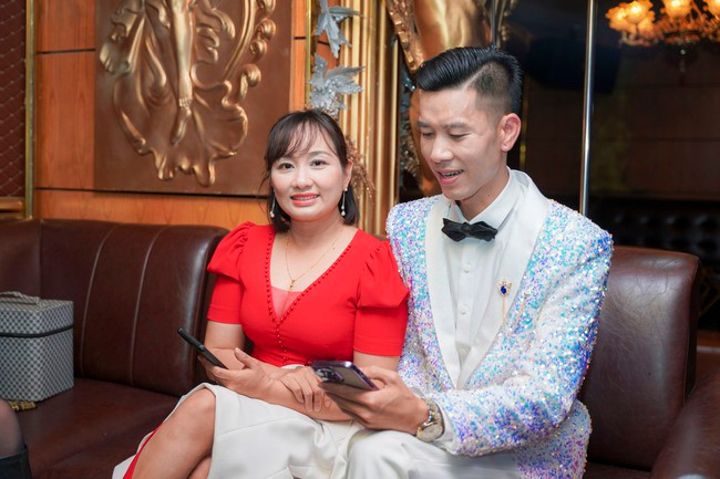 Vợ chồng ca sĩ Đình Thụy đóng vai chính trong MV "Chạm tay vào ước mơ" Vợ chồng ca sĩ Đình Thụy đóng vai chính trong MV "Chạm tay vào ước mơ"