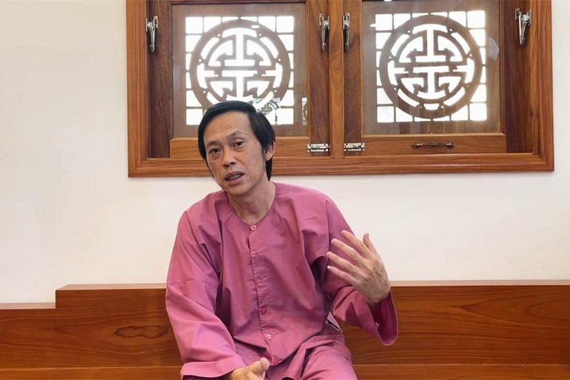 Hoài Linh trong đoạn clip giải trình do anh đăng tải cách đây vài hôm