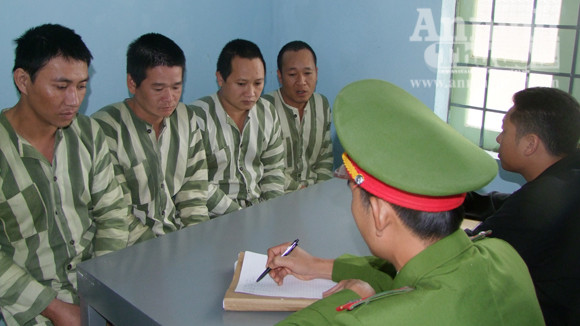 Lâm tặc dọa bị HIV, hòng...đòi gỗ lậu ảnh 1