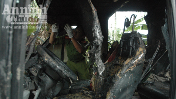 Nửa đêm, ôtô để trong ga-ra bốc cháy đùng đùng ảnh 2