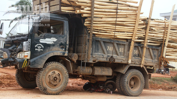 Tông vào xe tải, 2 thanh niên chết thảm ảnh 1