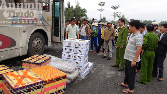 Vận chuyển quần áo, thuốc đông dược chung với... thịt lợn "bẩn" ảnh 1
