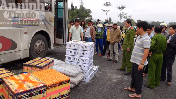Vận chuyển quần áo, thuốc đông dược chung với... thịt lợn "bẩn" ảnh 1