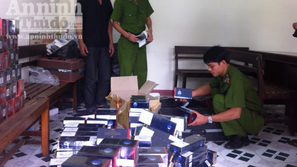 Gần 2.500 gói thuốc lá lậu giấu trong vali ảnh 1