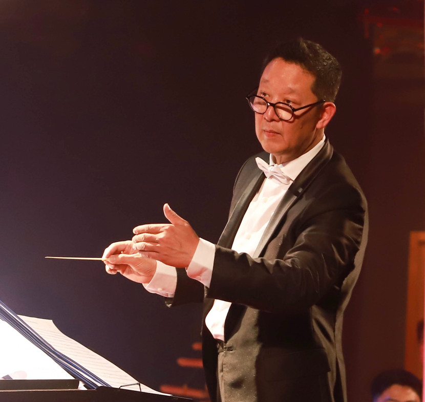 Nhạc trưởng Lê Phi Phi - con trai út nhạc sĩ Hoàng Vân giữ vai trò chỉ huy dàn nhạc của chương trình