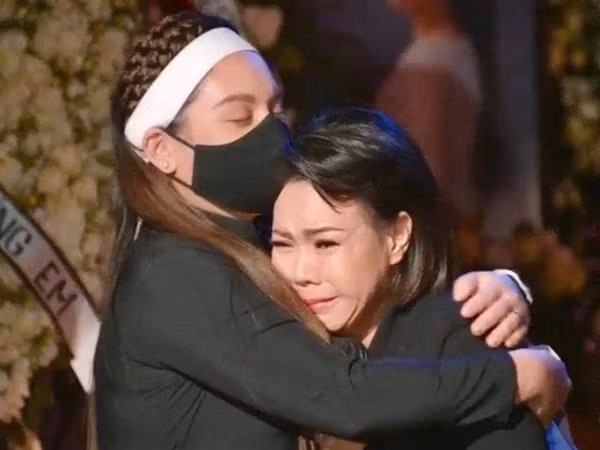 Việt Hương trong lễ tang Phi Nhung diễn ra tại Mỹ