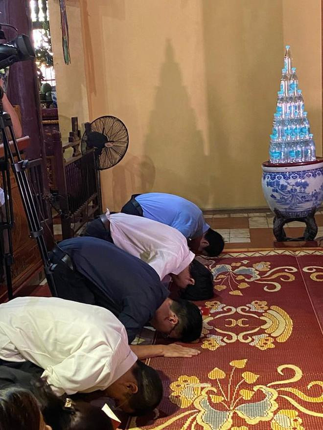 Nhóm Rap Nhà Làm đến xin lỗi và sám hối tại chùa Quán Sứ, Hà Nội hôm 7-10 vừa qua Nhóm Rap Nhà Làm đến xin lỗi và sám hối tại chùa Quán Sứ, Hà Nội hôm 7-10 vừa qua