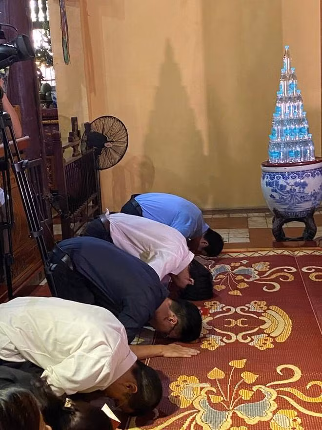 Nhóm Rap Nhà Làm đến xin lỗi và sám hối tại chùa Quán Sứ, Hà Nội hôm 7-10 vừa qua