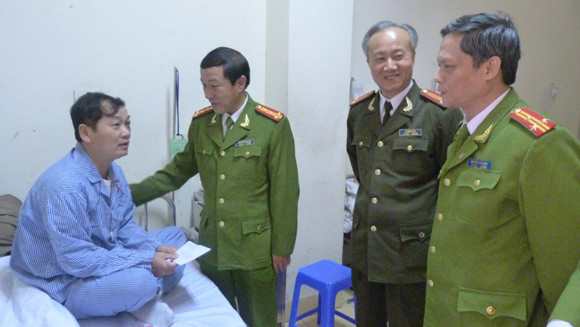 Cụm thi đua số 2 thăm, tặng quà Trung tá CSGT bị thương khi làm nhiệm vụ ảnh 1